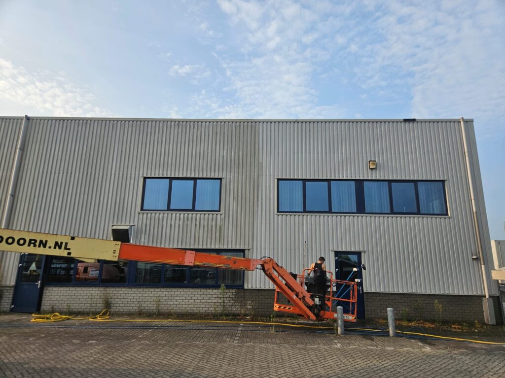 Voorbeeld van de gevelreiniging van Schoon-Maak