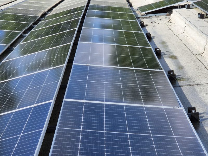 Zonnepanelen die net schoongemaakt zijn
